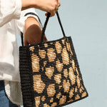 détails du sac léopard en raphia noir fait main - LÉONA