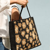 détails du sac léopard en raphia noir fait main - LÉONA