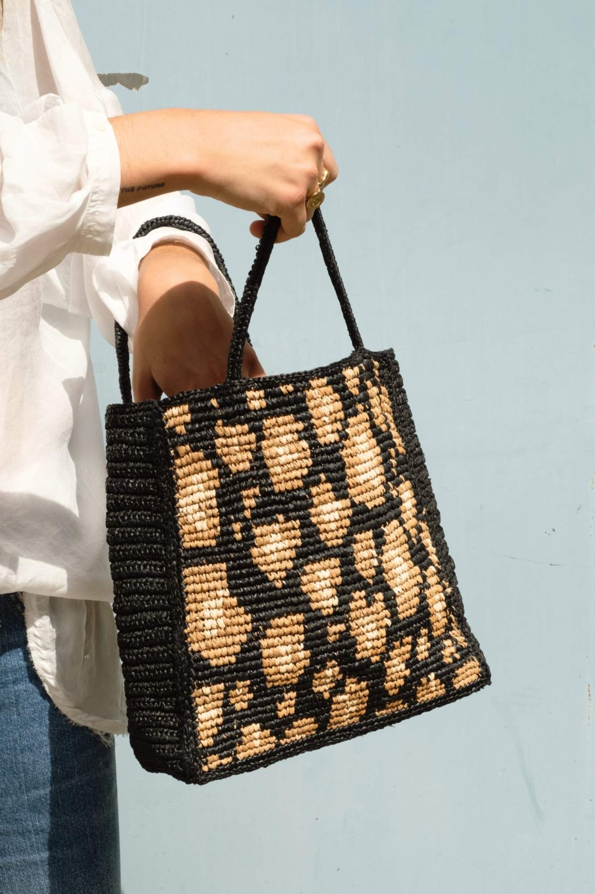détails du sac léopard en raphia noir fait main - LÉONA