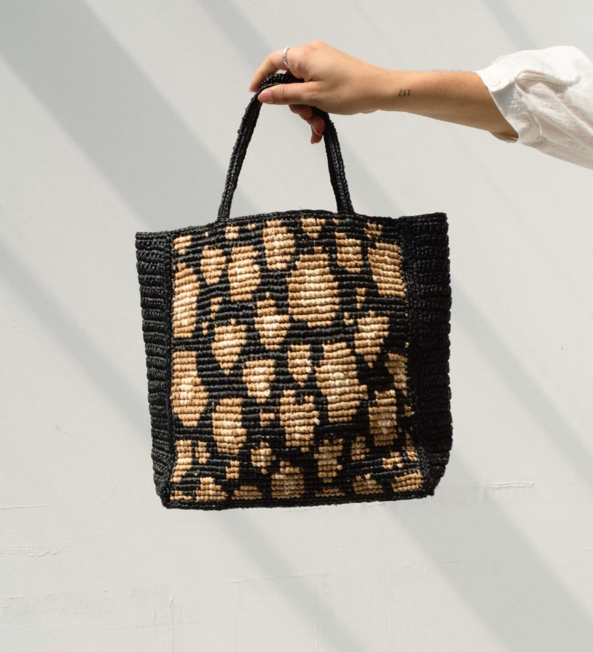 Sac à main en raphia noir motif léopard fait main - LÉONA
