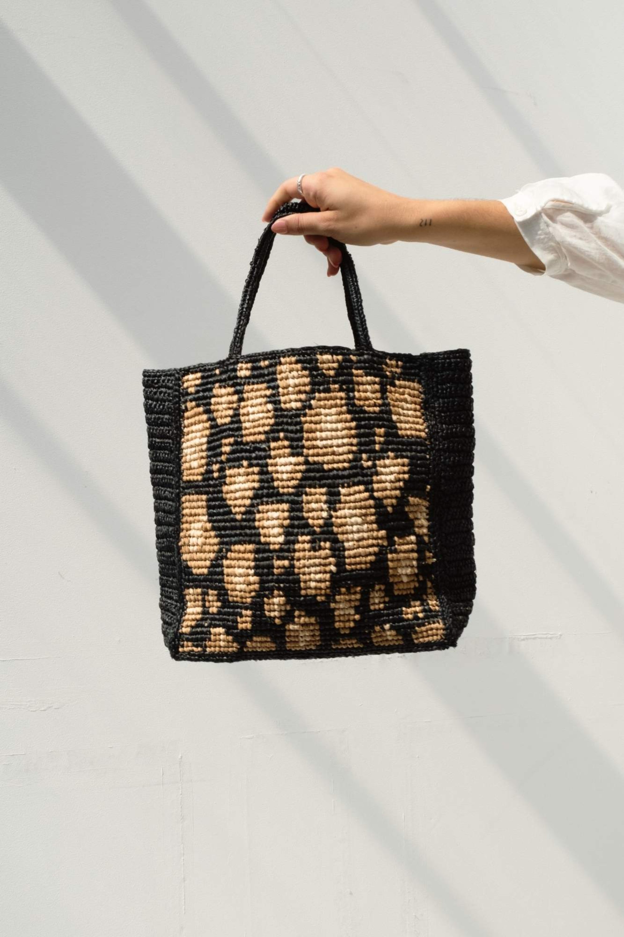 Sac à main en raphia noir motif léopard fait main - LÉONA