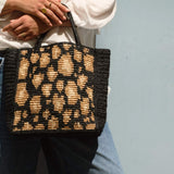 Sac à main en raphia noir motif léopard porté main - LÉONA