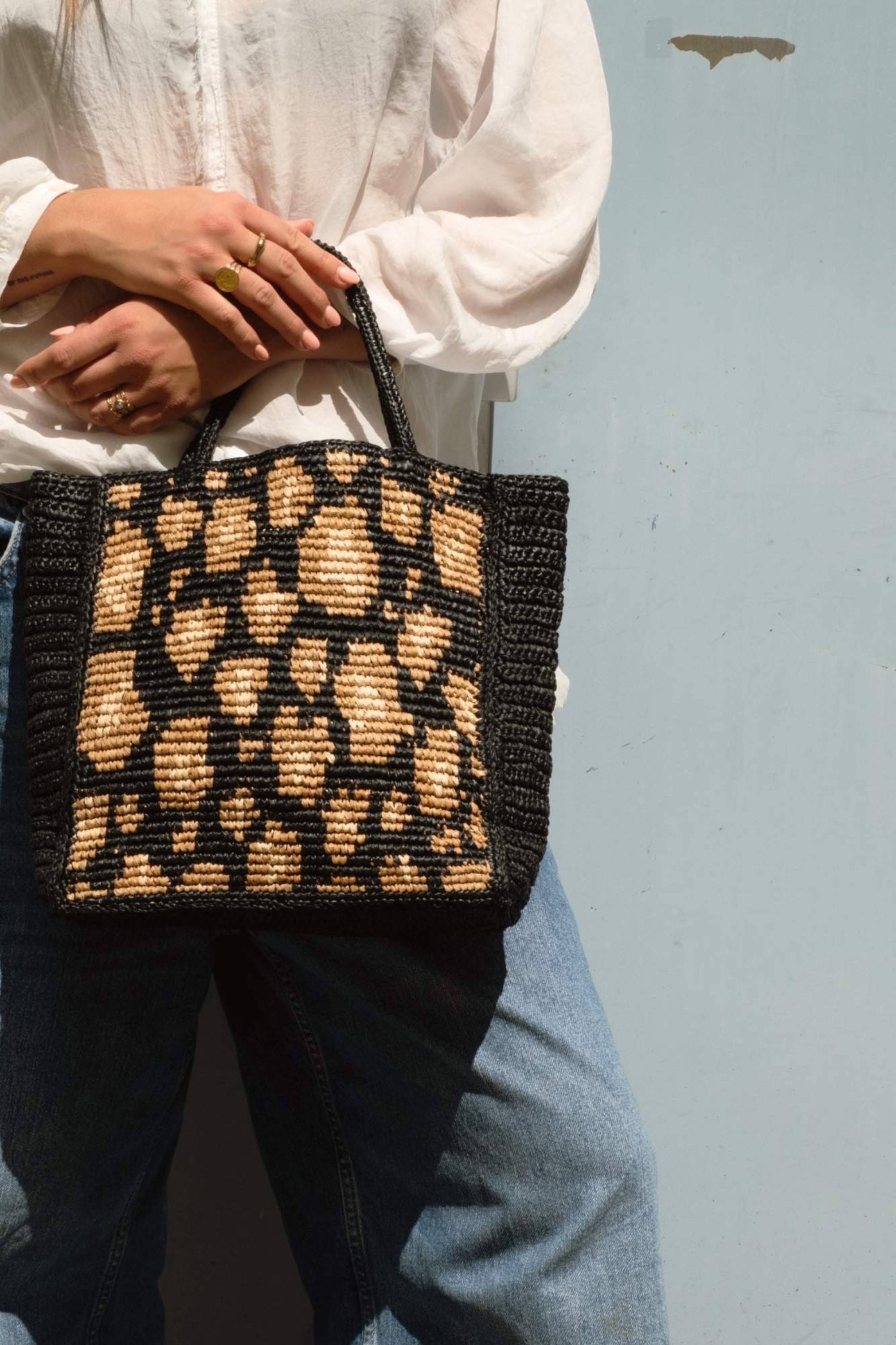 Sac à main en raphia noir motif léopard porté main - LÉONA