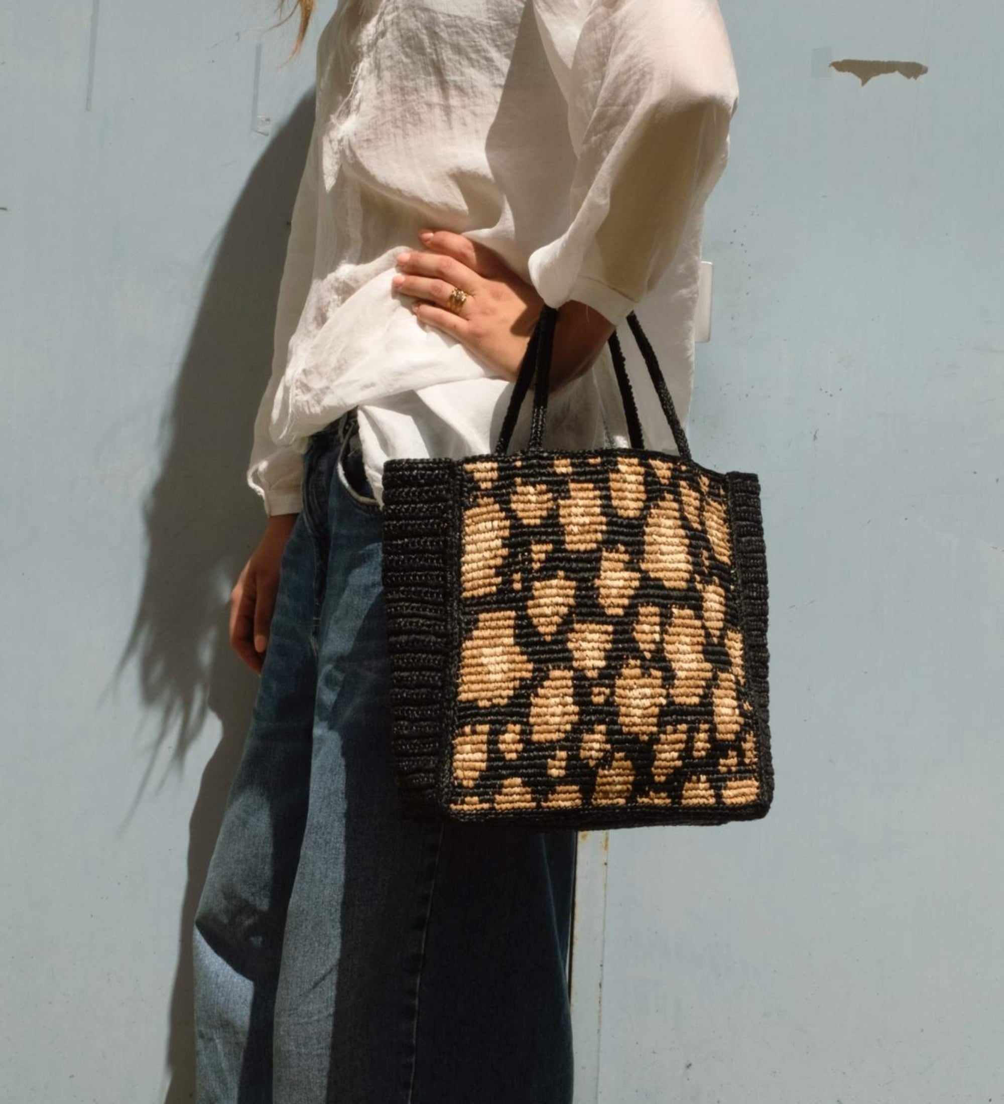 Sac à main en raphia à motif léopard noir fait main - LÉONA