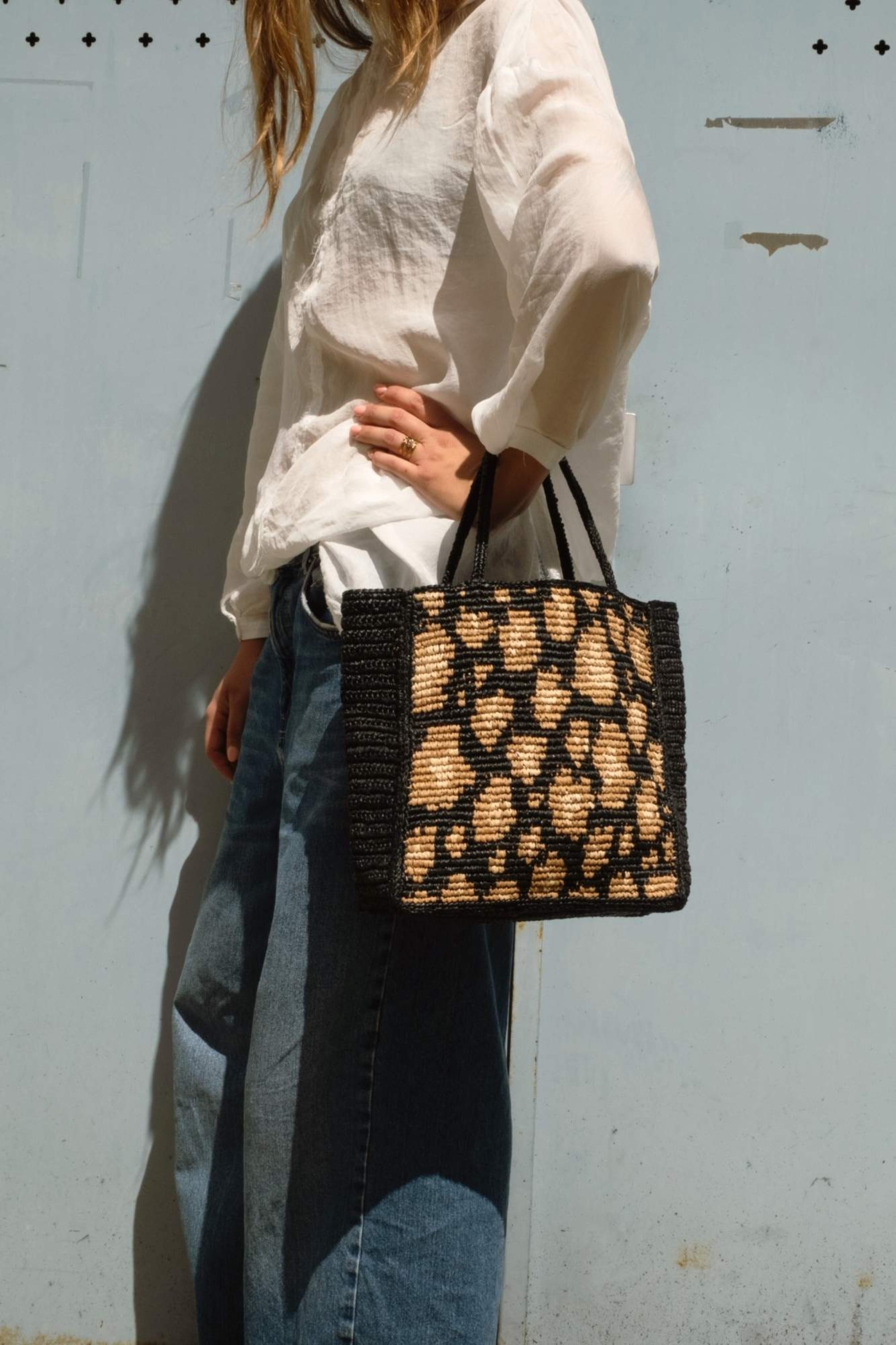 Sac à main en raphia à motif léopard noir fait main - LÉONA