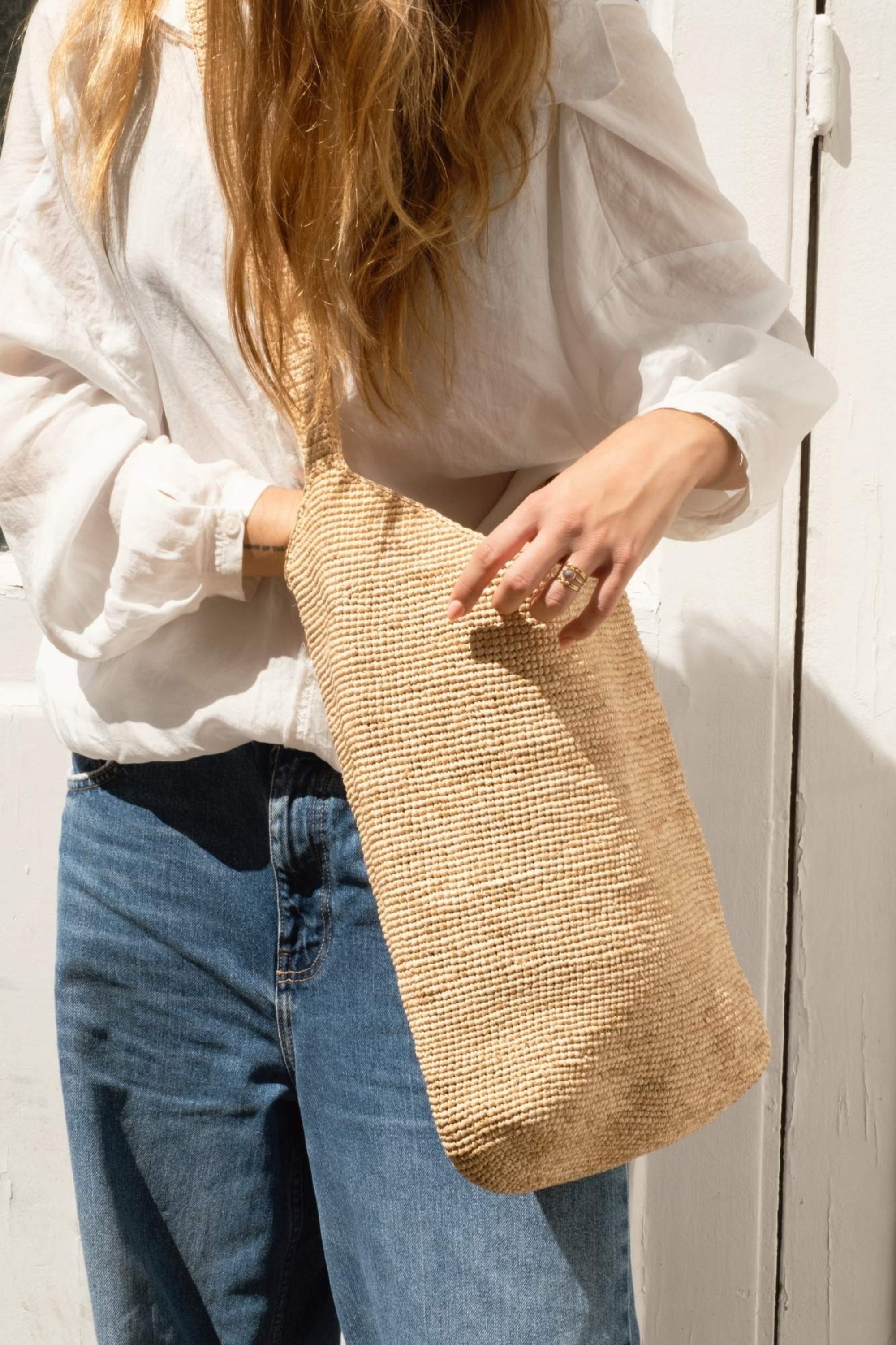 Sac à bandoulière en raphia porté en bandoulière  - KITAPO naturel