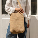 Sac à bandoulière en raphia naturel fait main porté à l'épaule- KITAPO