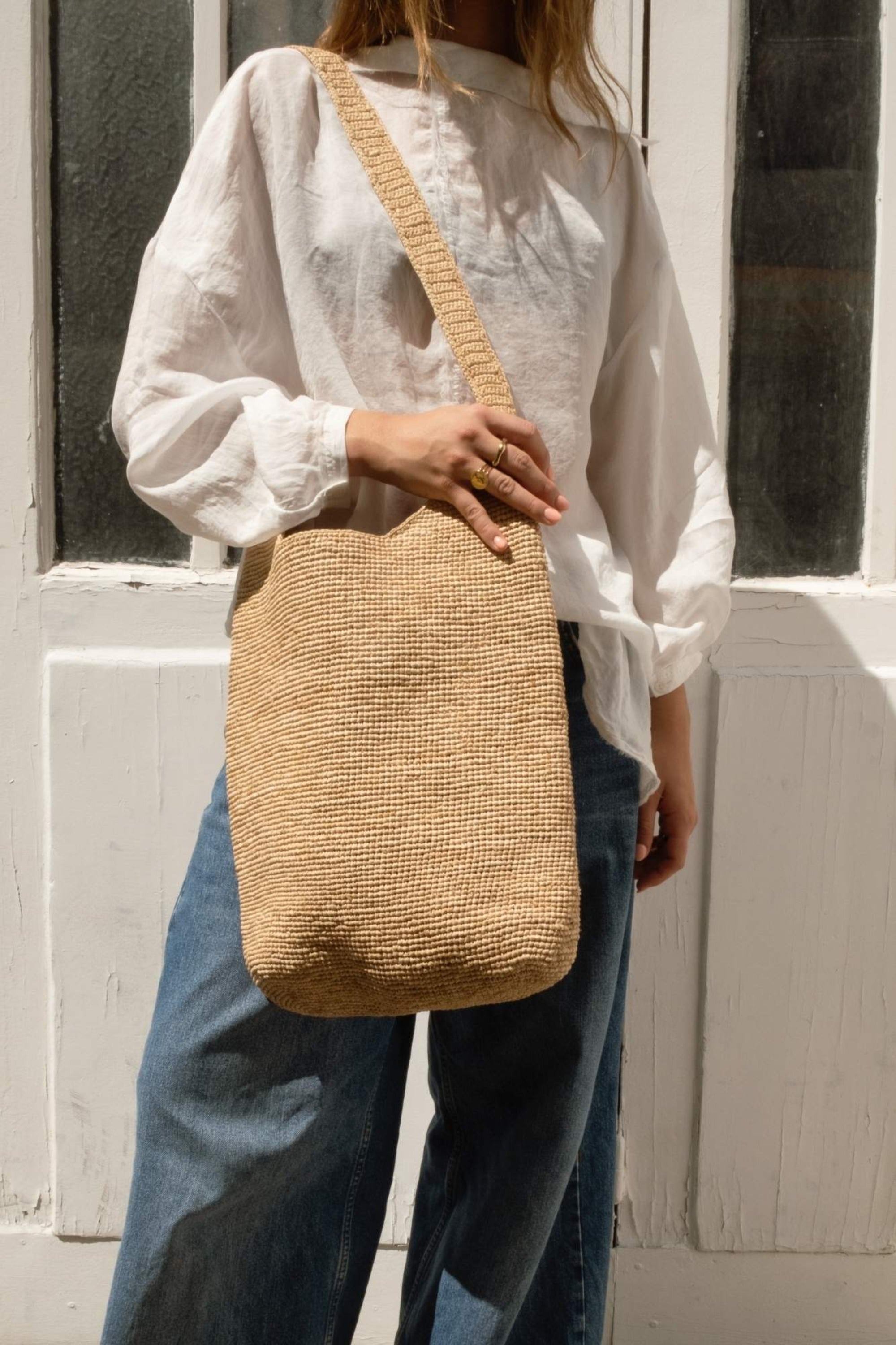 Sac à bandoulière en raphia naturel fait main porté à l'épaule- KITAPO