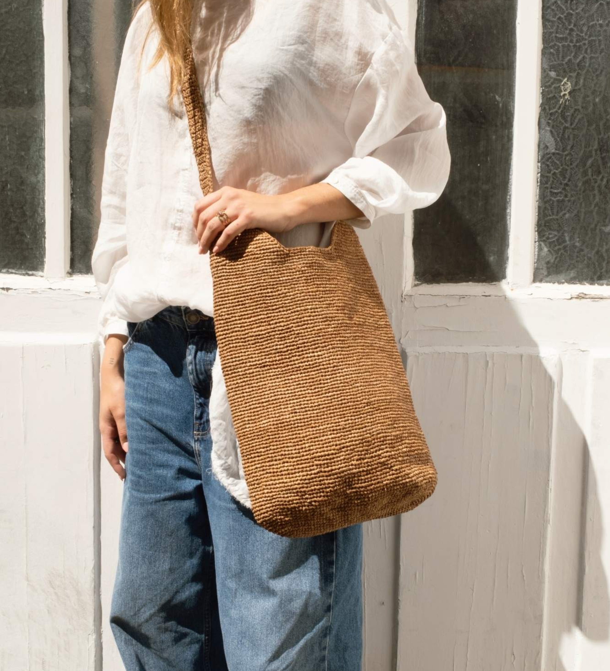 Sac à bandoulière en raphia fait main porté en bandoulière - KITAPO thé