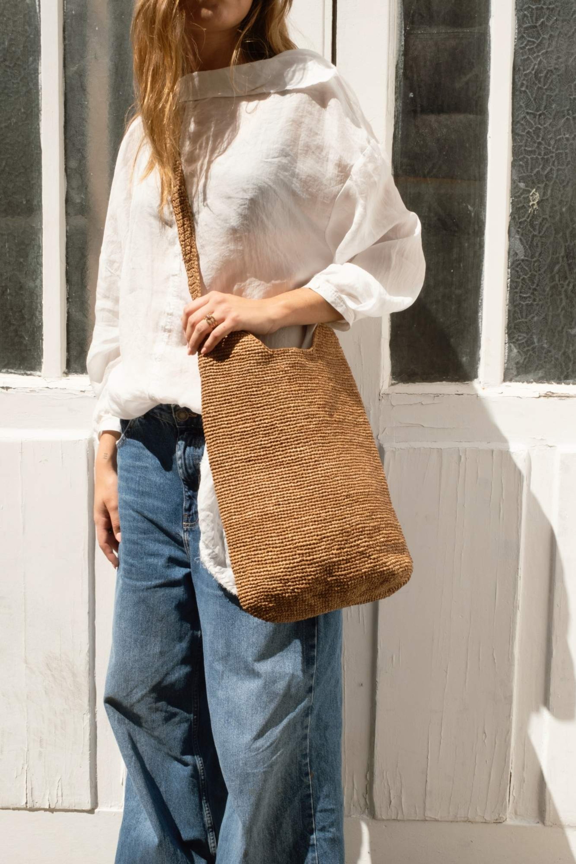 Sac à bandoulière en raphia fait main porté en bandoulière - KITAPO thé