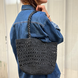 zoom sur le petit sac cabas noir en raphia ajouré