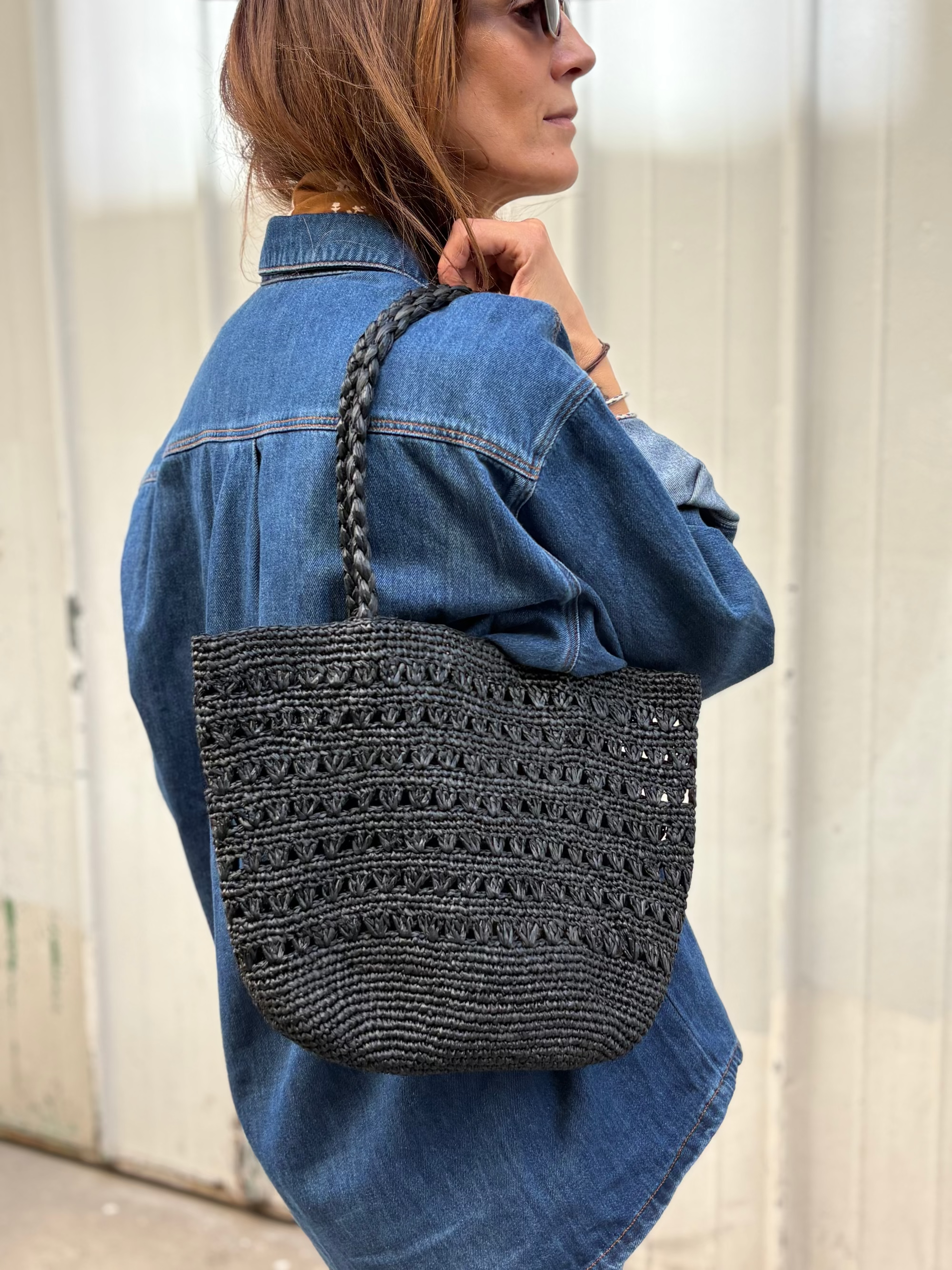 zoom sur le petit sac cabas noir en raphia ajouré