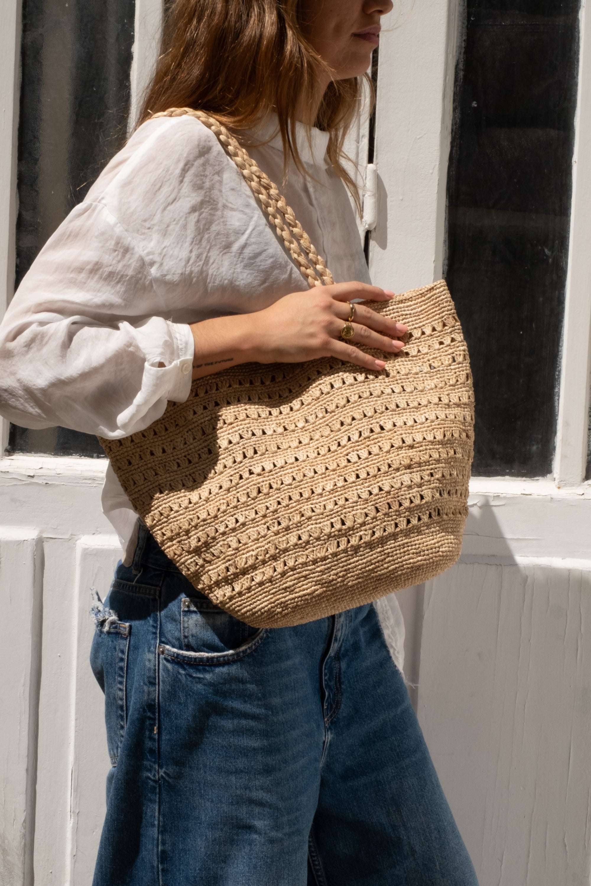 Sac cabas ajouré en raphia naturel porté à l’épaule – PALMA