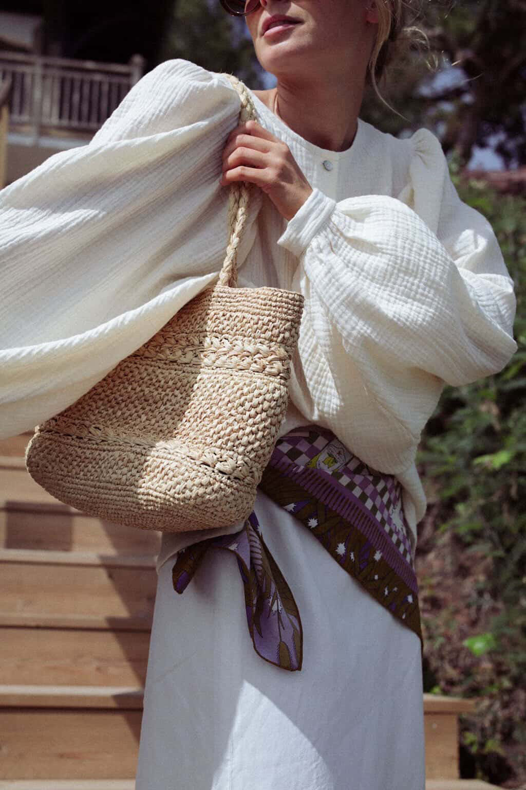 petit sac cabas en crochet de raphia fait main porté à l'épaule -shooting Bycat
