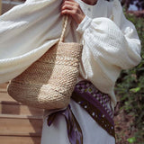 petit sac cabas en crochet de raphia fait main porté à l'épaule -shooting Bycat