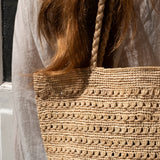 Détails du sac cabas en raphia ajouré – PALMA naturel