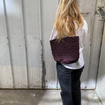 sac cabas en raphia fait main, RAVINA chocolat, porté en ville