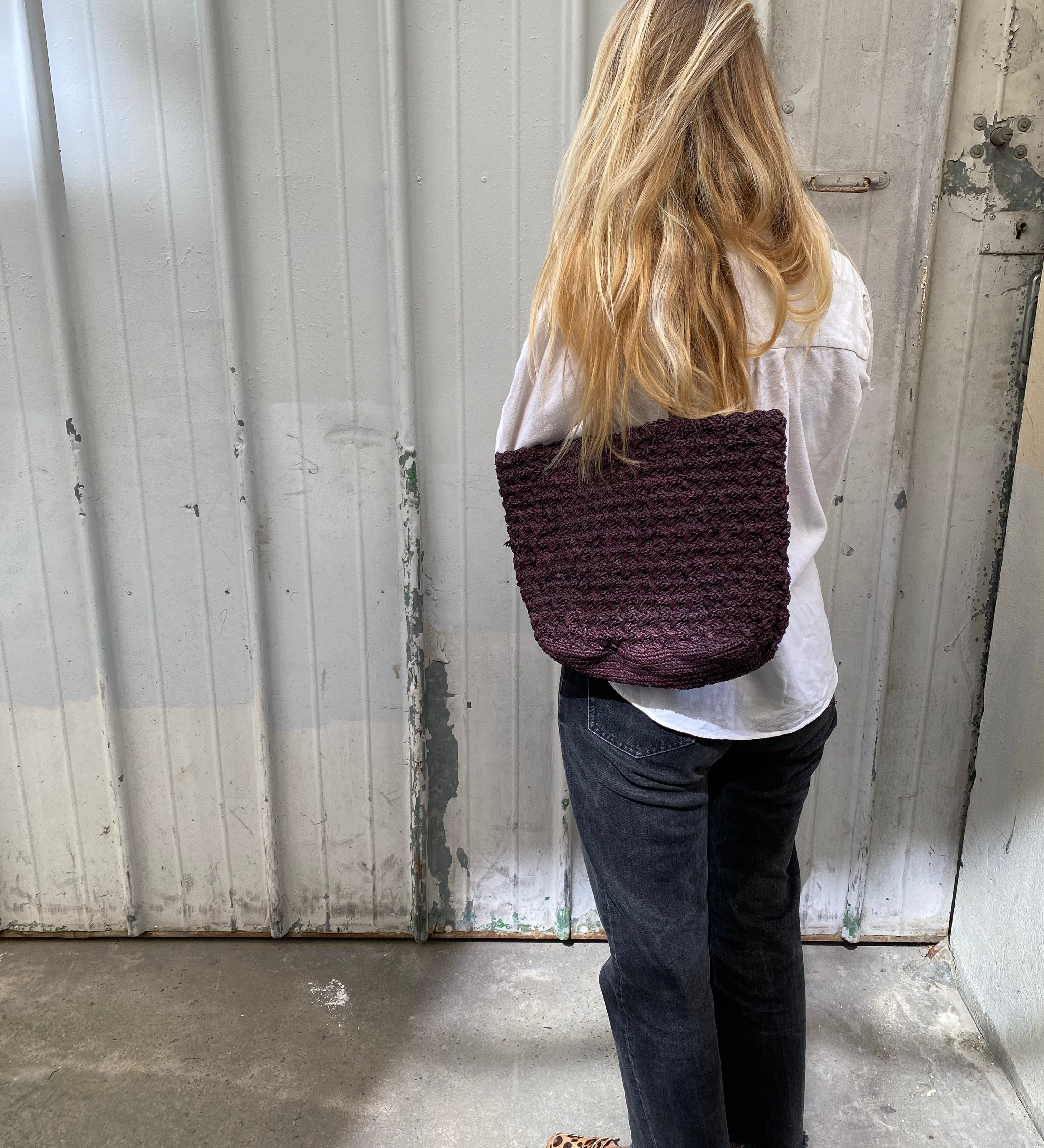 sac cabas en raphia fait main, RAVINA chocolat, porté en ville