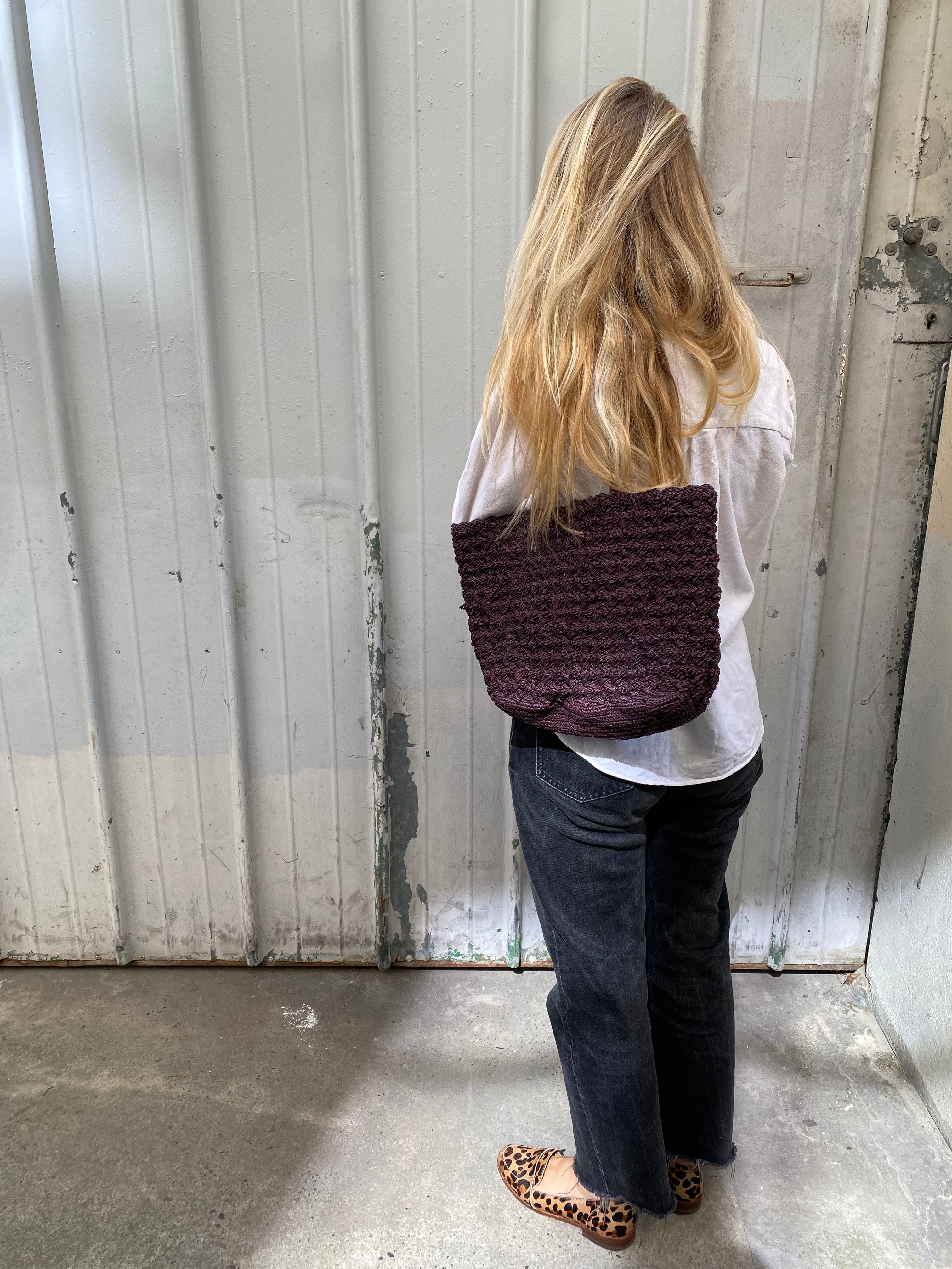 sac cabas en raphia fait main, RAVINA chocolat, porté en ville