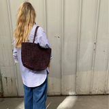 cabas épis en raphia chocolat porté avec une tenue décontractée