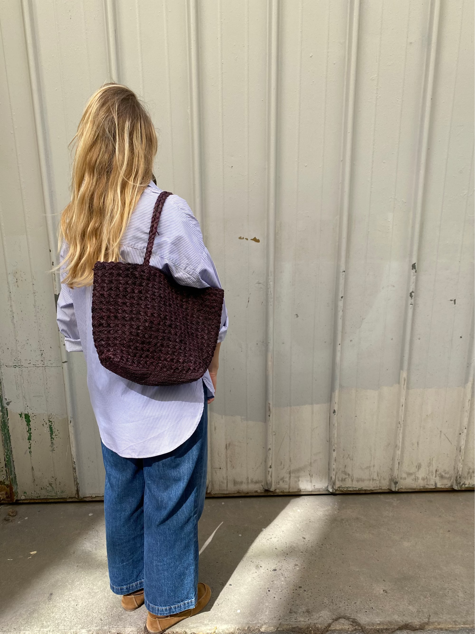 cabas épis en raphia chocolat porté avec une tenue décontractée