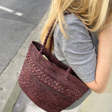 sac cabas en raphia porté en ville, MINI OLIKA chocolat