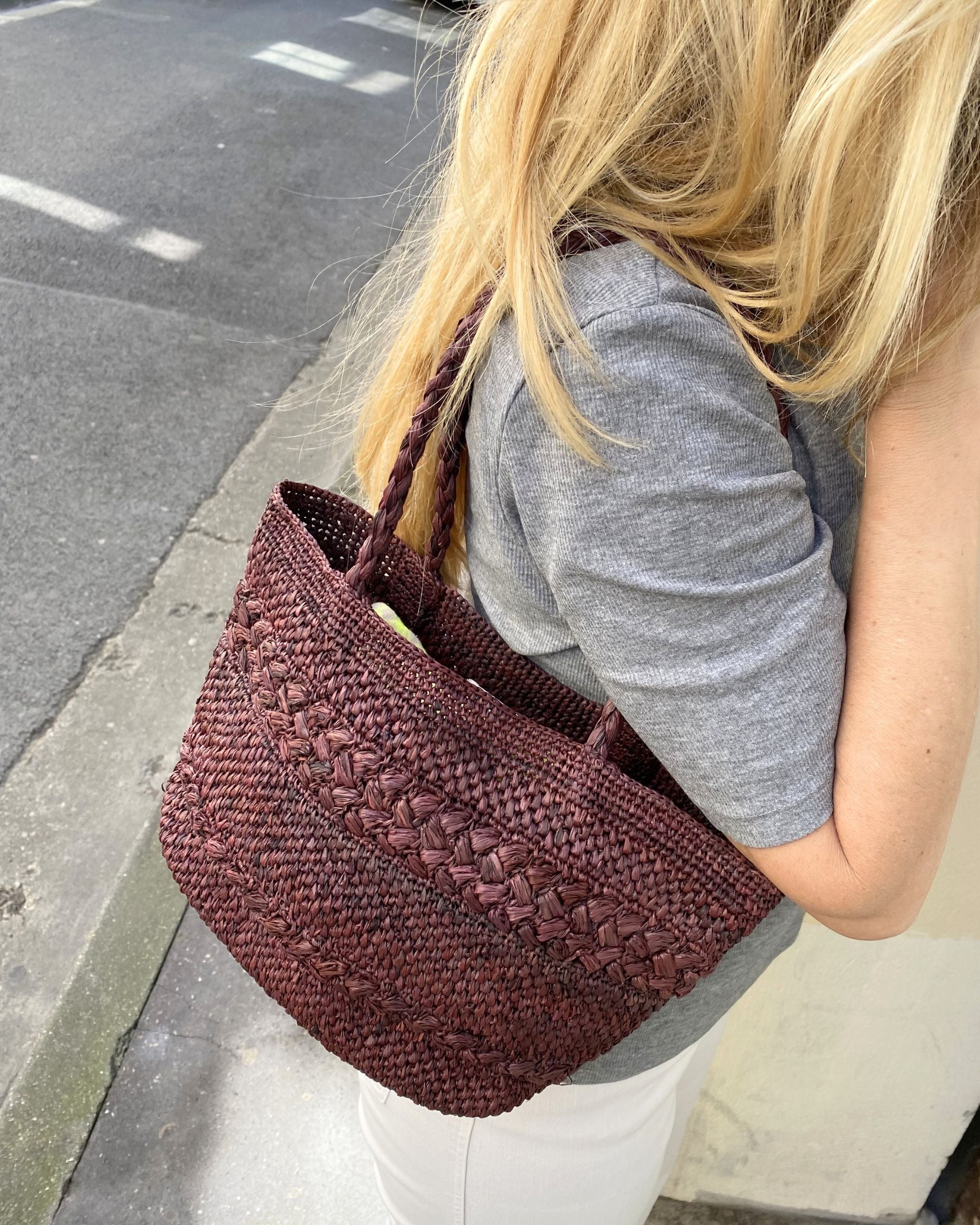 sac cabas en raphia porté en ville, MINI OLIKA chocolat