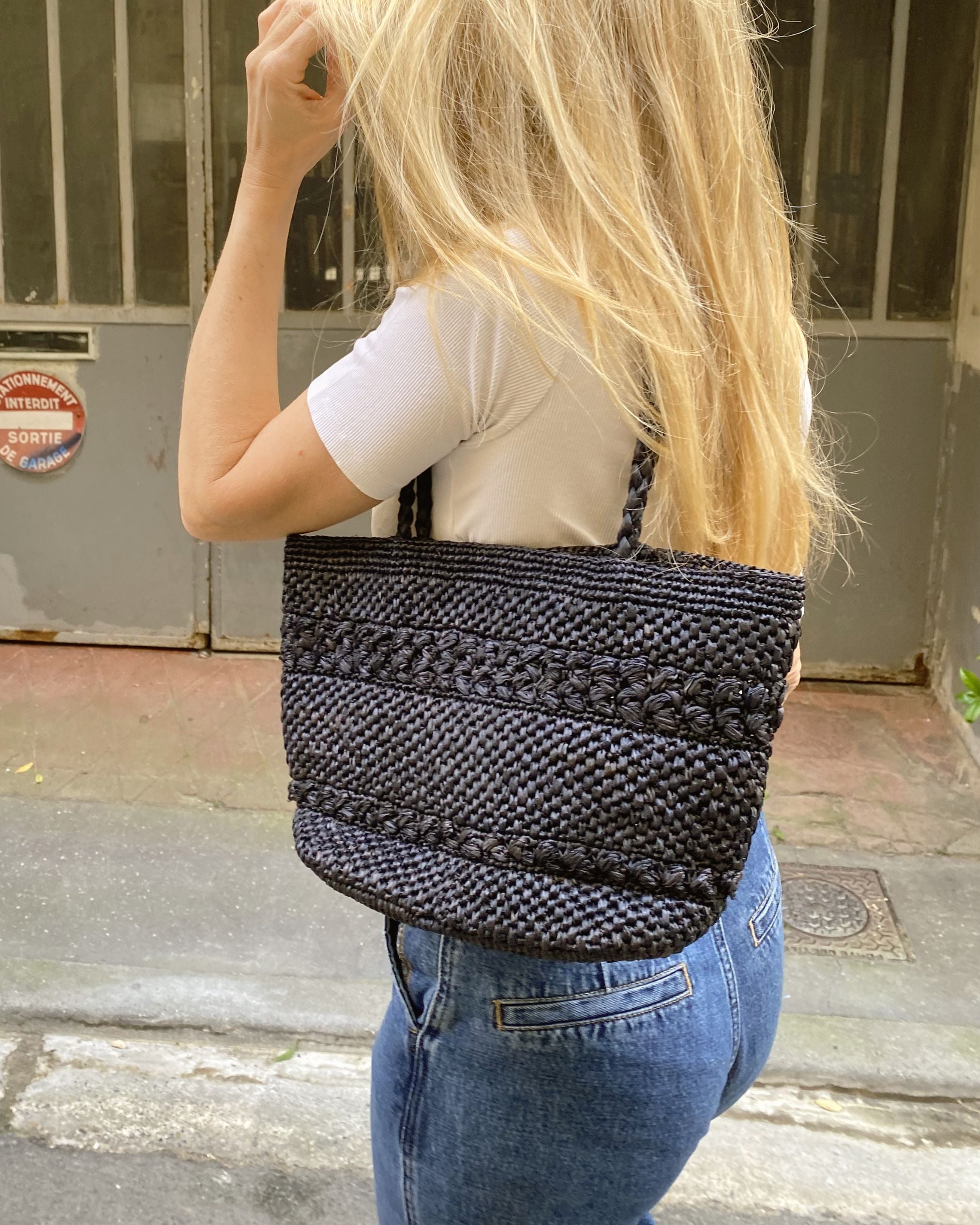 zoom sur le cabas noir en raphia, MINI OLIKA