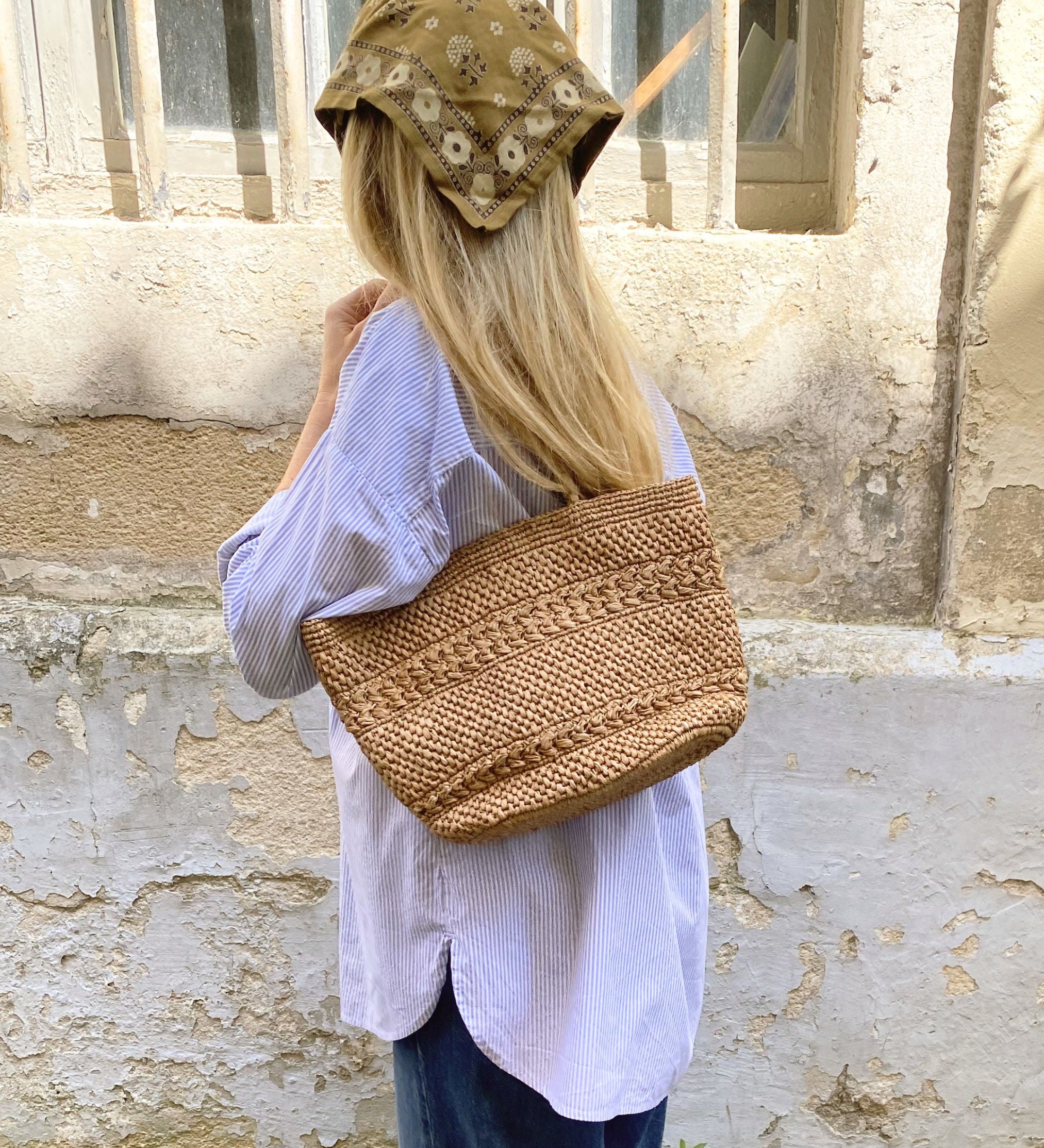 sac cabas en raphia porté en ville, MINI OLIKA thé