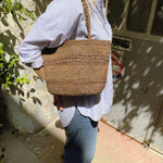 cabas en crochet de raphia fait main porté à l'épaule, MINI OLIKA tabac