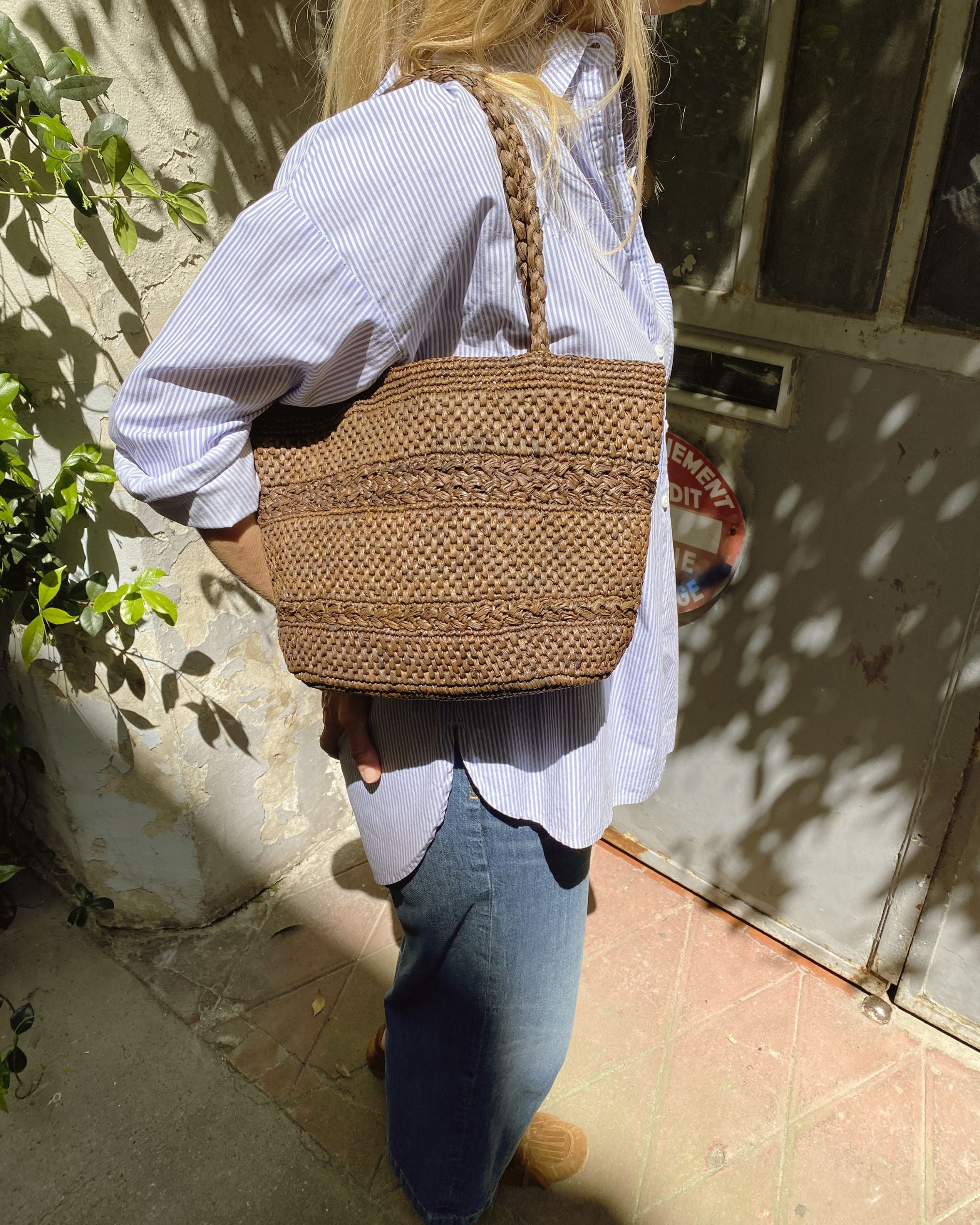 cabas en crochet de raphia fait main porté à l'épaule, MINI OLIKA tabac