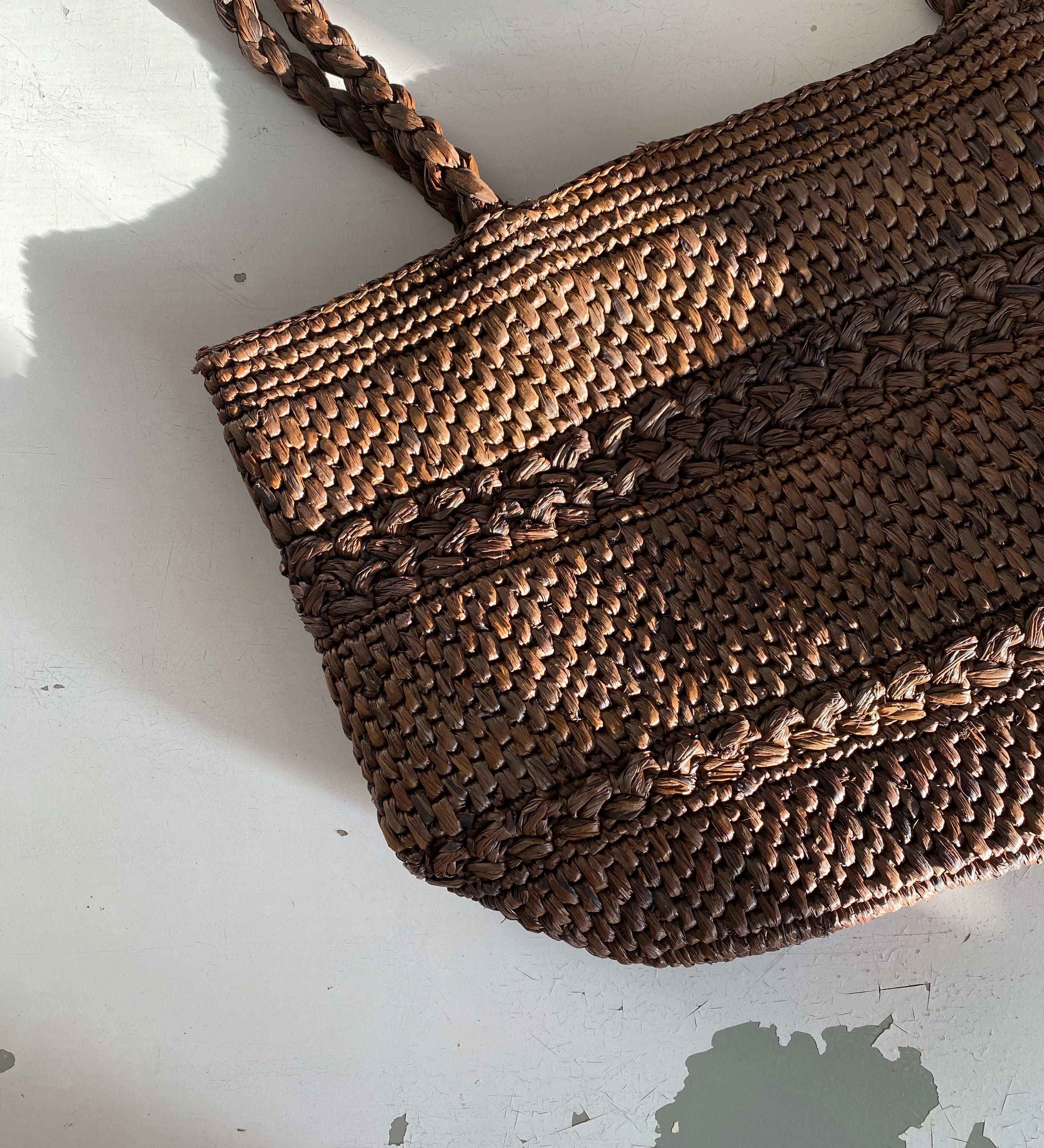 détails du sac en crochet de raphia mini olika tabac