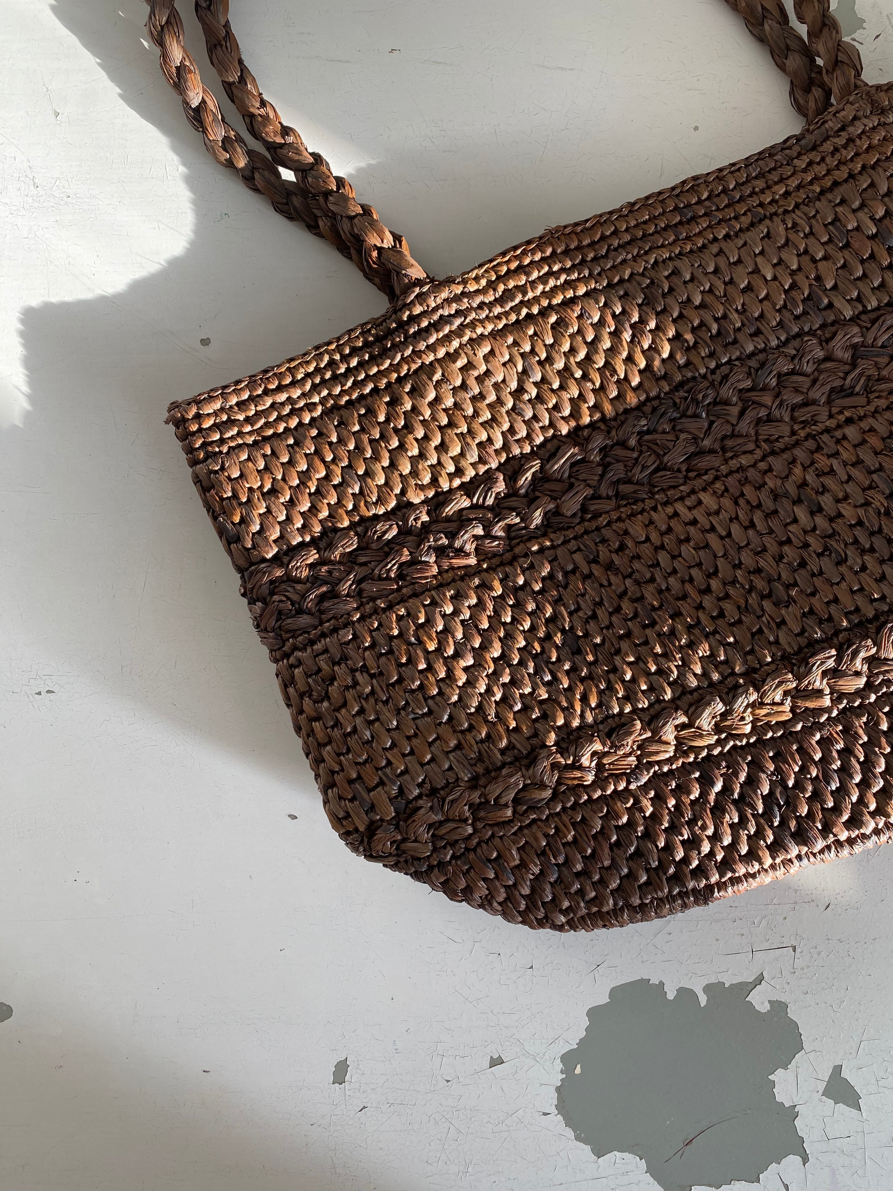 détails du sac en crochet de raphia mini olika tabac