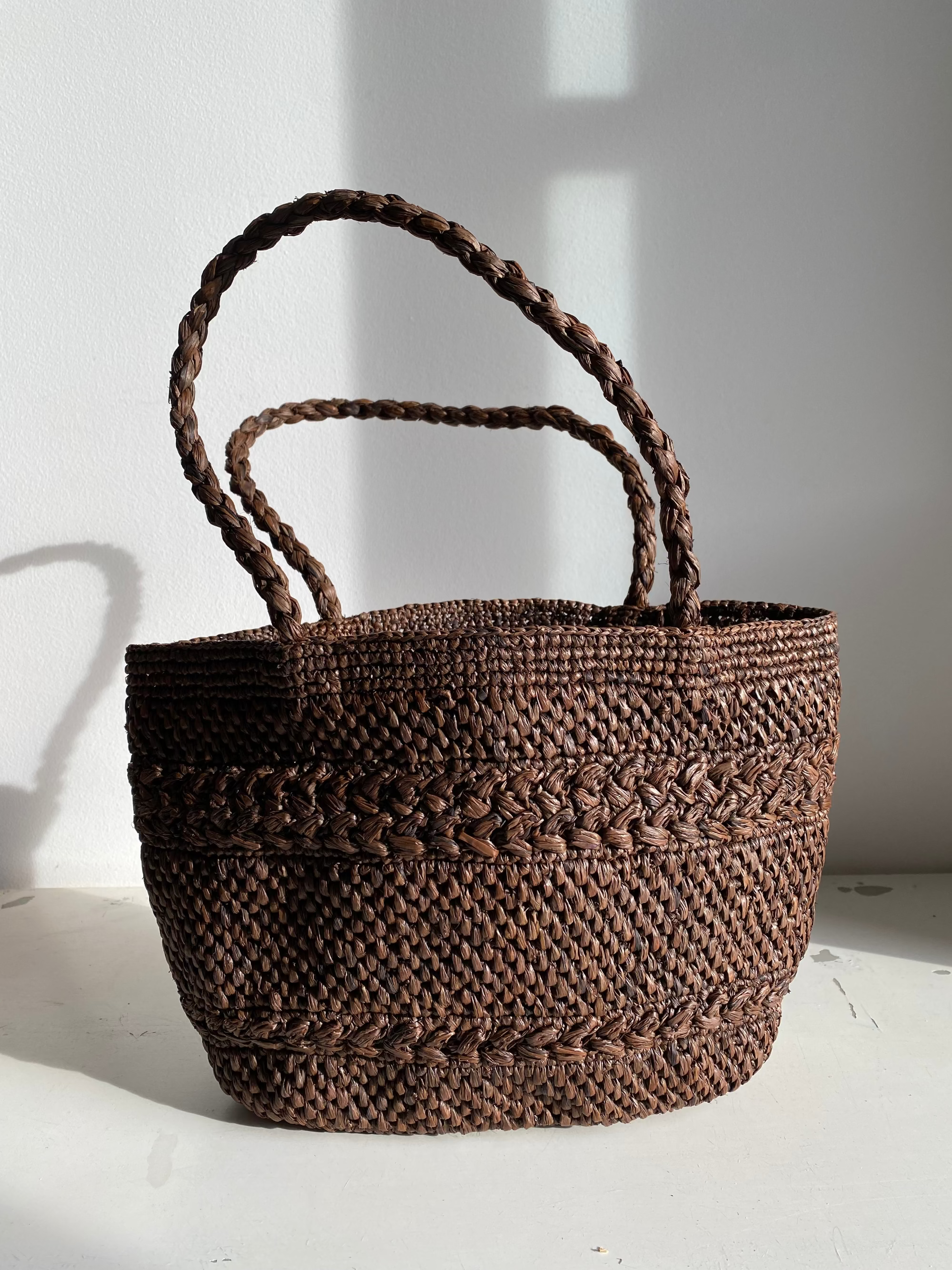 petit cabas en crochet de raphia fait main, MINI OLIKA tabac I The Clow Company