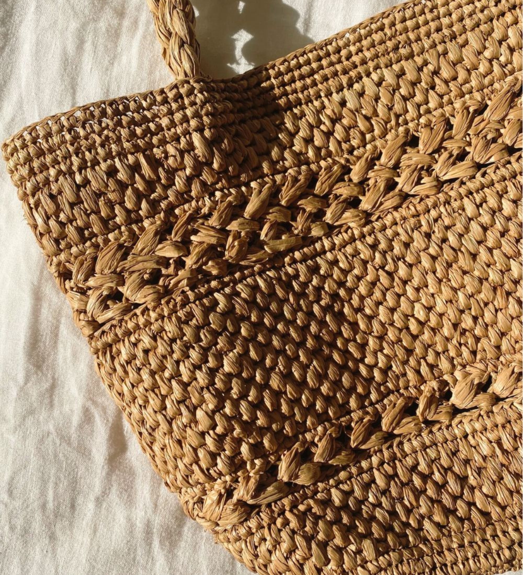 Détails du sac cabas en raphia fait main - MINI OLIKA thé