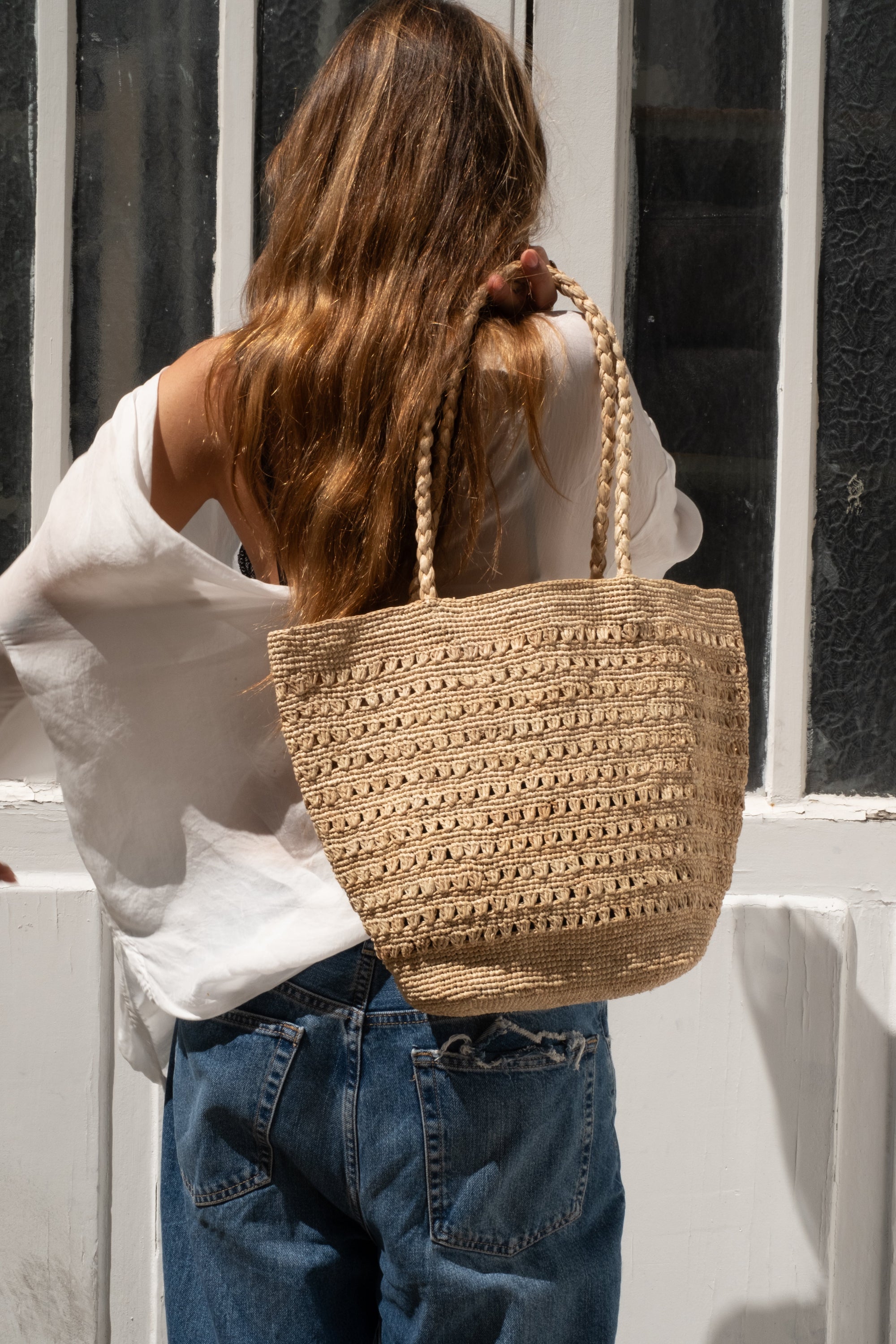 Sac cabas en raphia naturel porté à l’épaule – PALMA