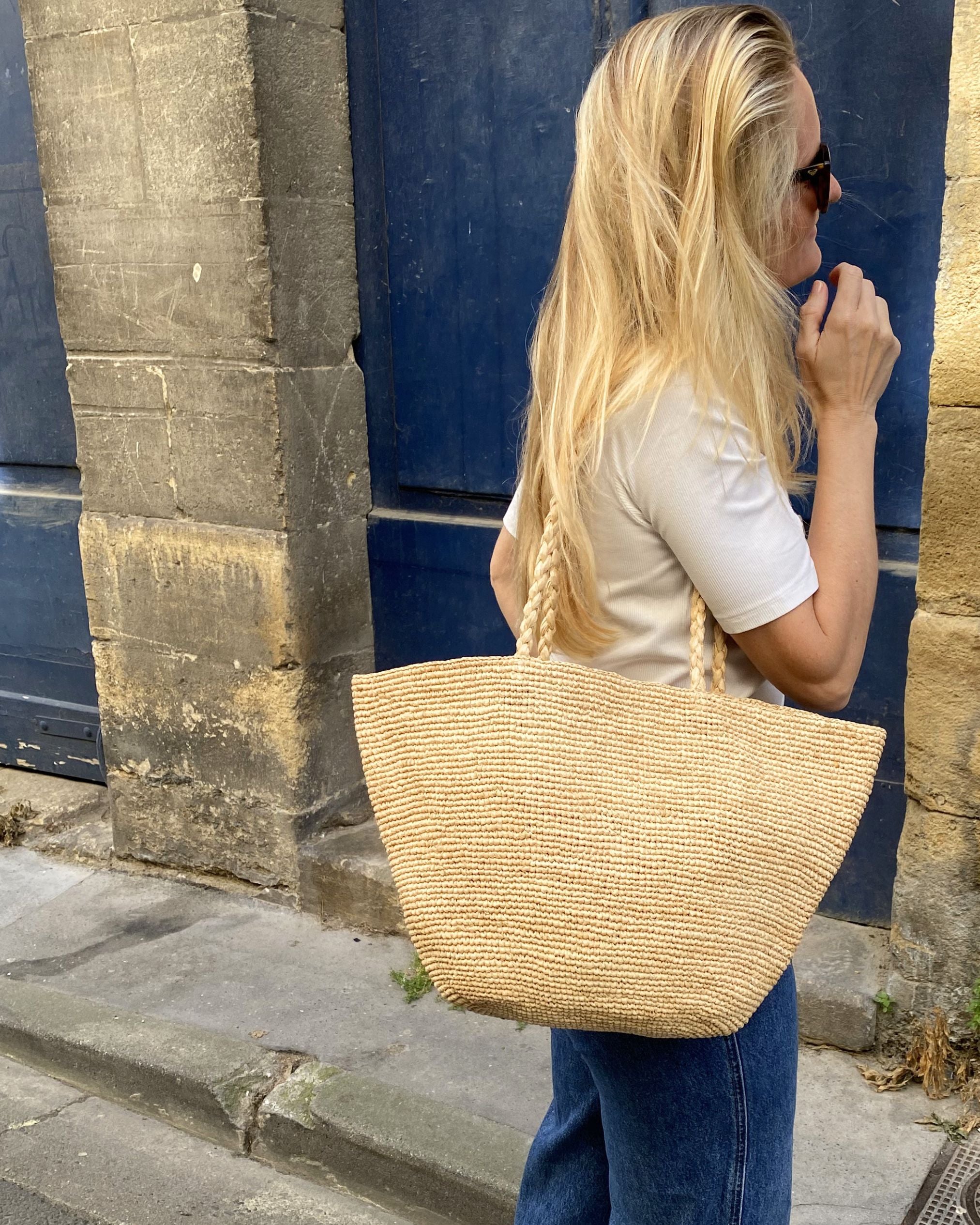 Cabas en crochet de raphia naturel fait main, VANINA -porté à l'épaule
