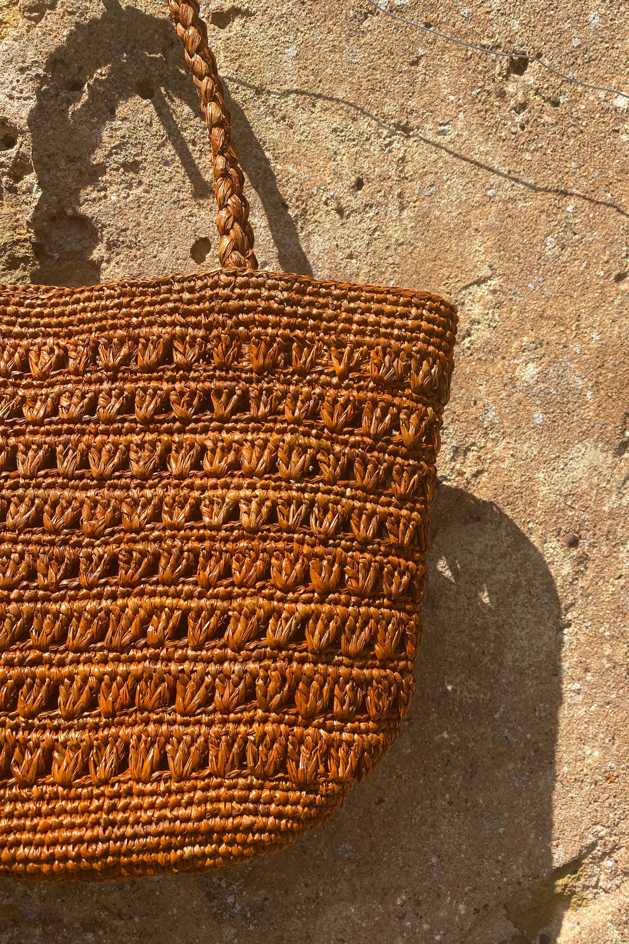 Détails du sac cabas en raphia fait main - PALMA cannelle