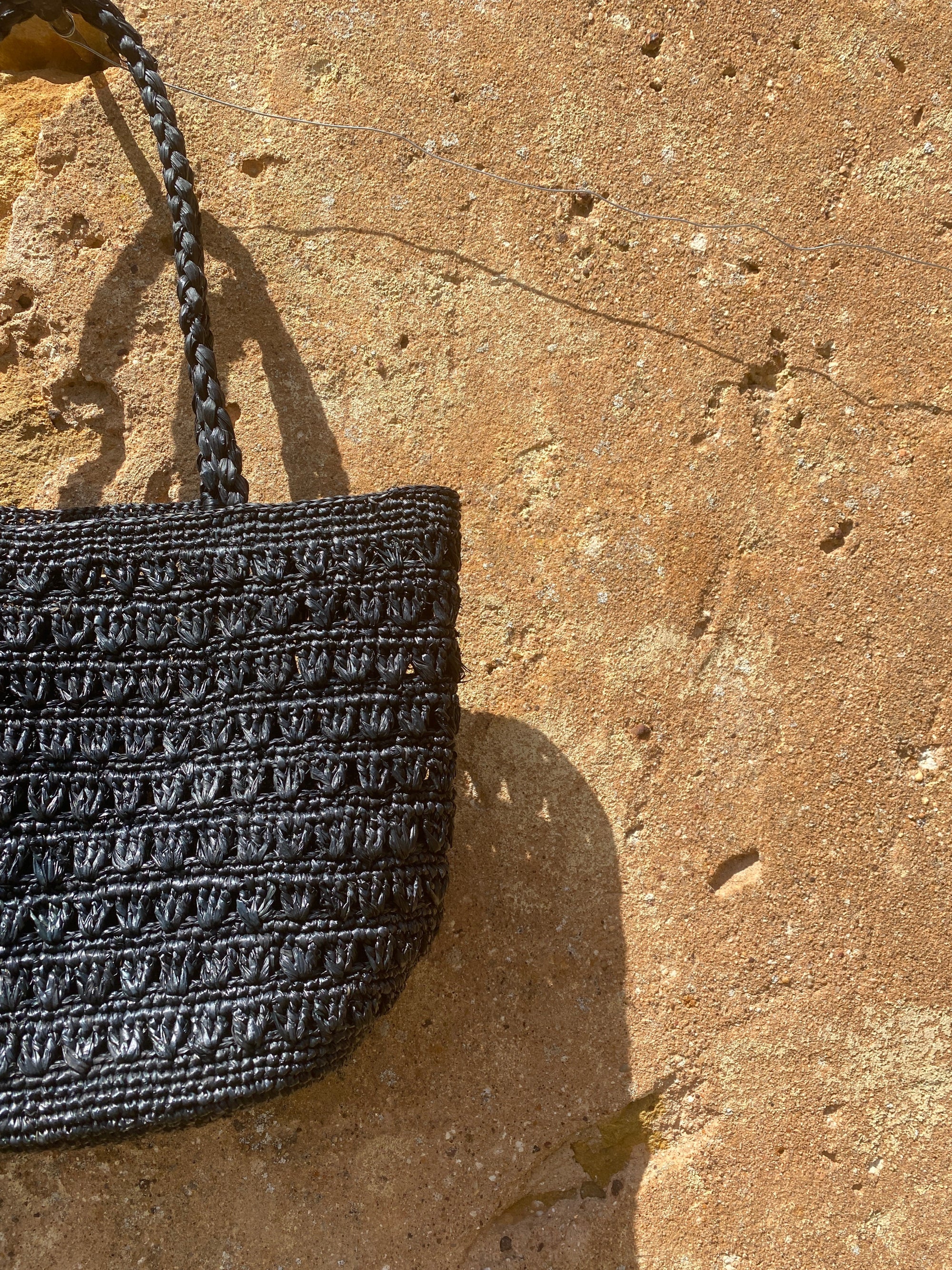 Détails du cabas en raphia noir fait main - PALMA 