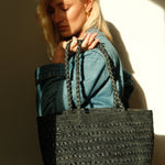 Sac cabas en raphia porté à l’épaule – PALMA noir