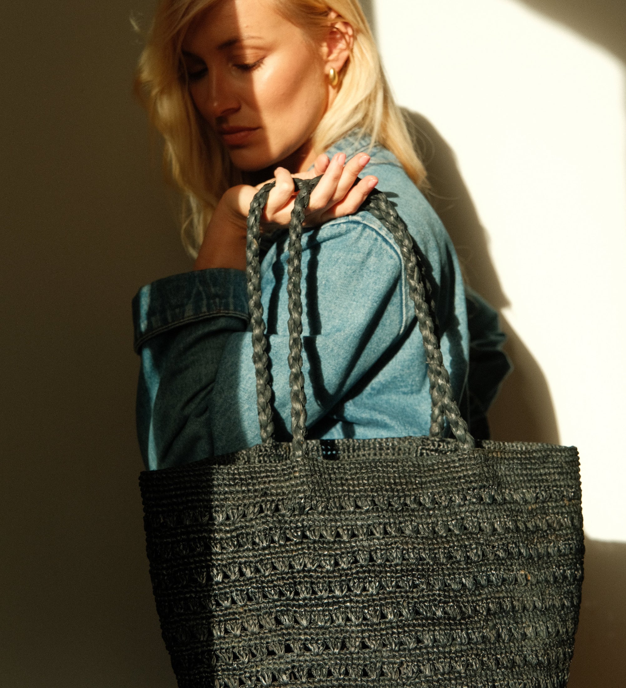 Sac cabas en raphia porté à l’épaule – PALMA noir