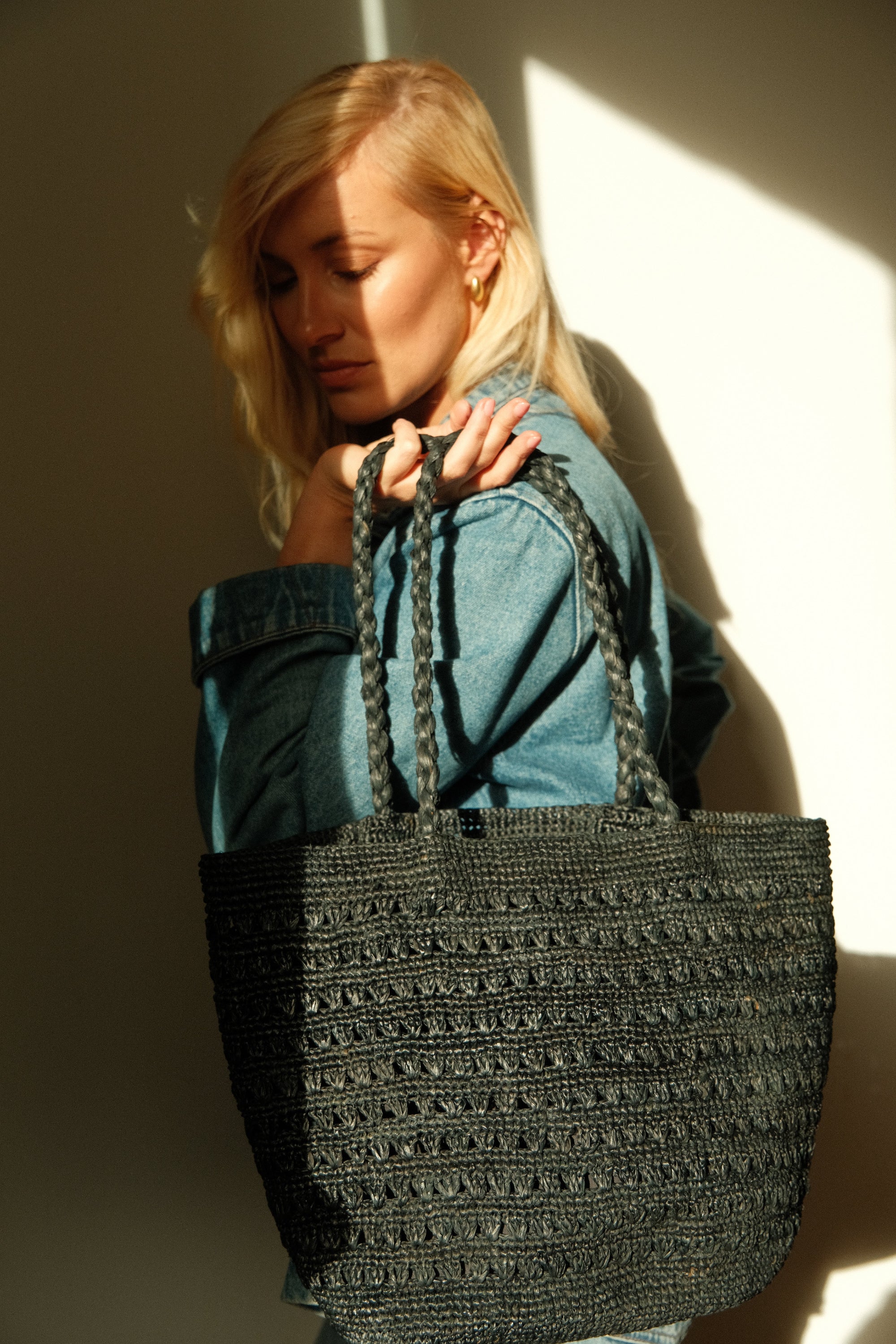 Sac cabas en raphia porté à l’épaule – PALMA noir