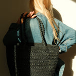 Sac cabas en raphia noir porté – PALMA 