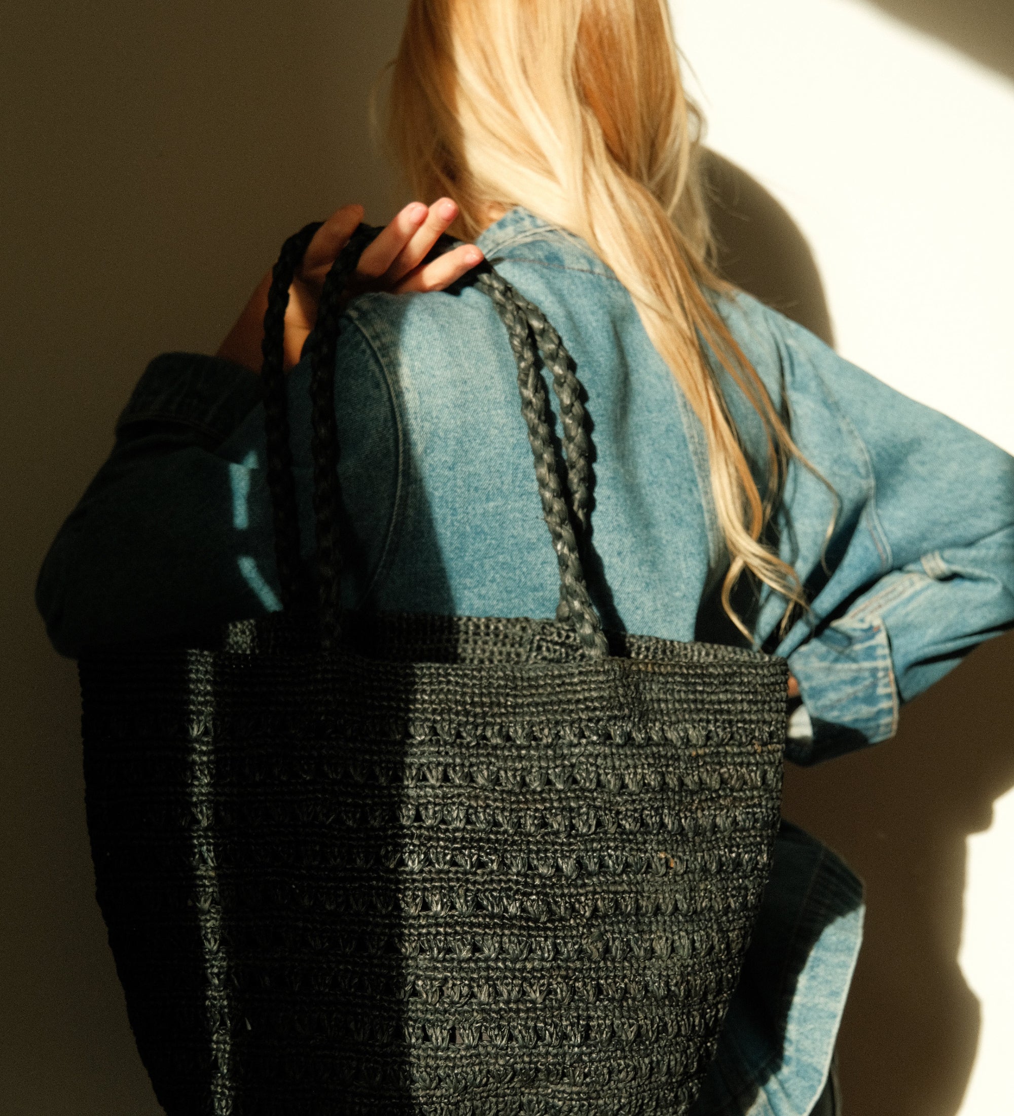 Sac cabas en raphia noir porté – PALMA 