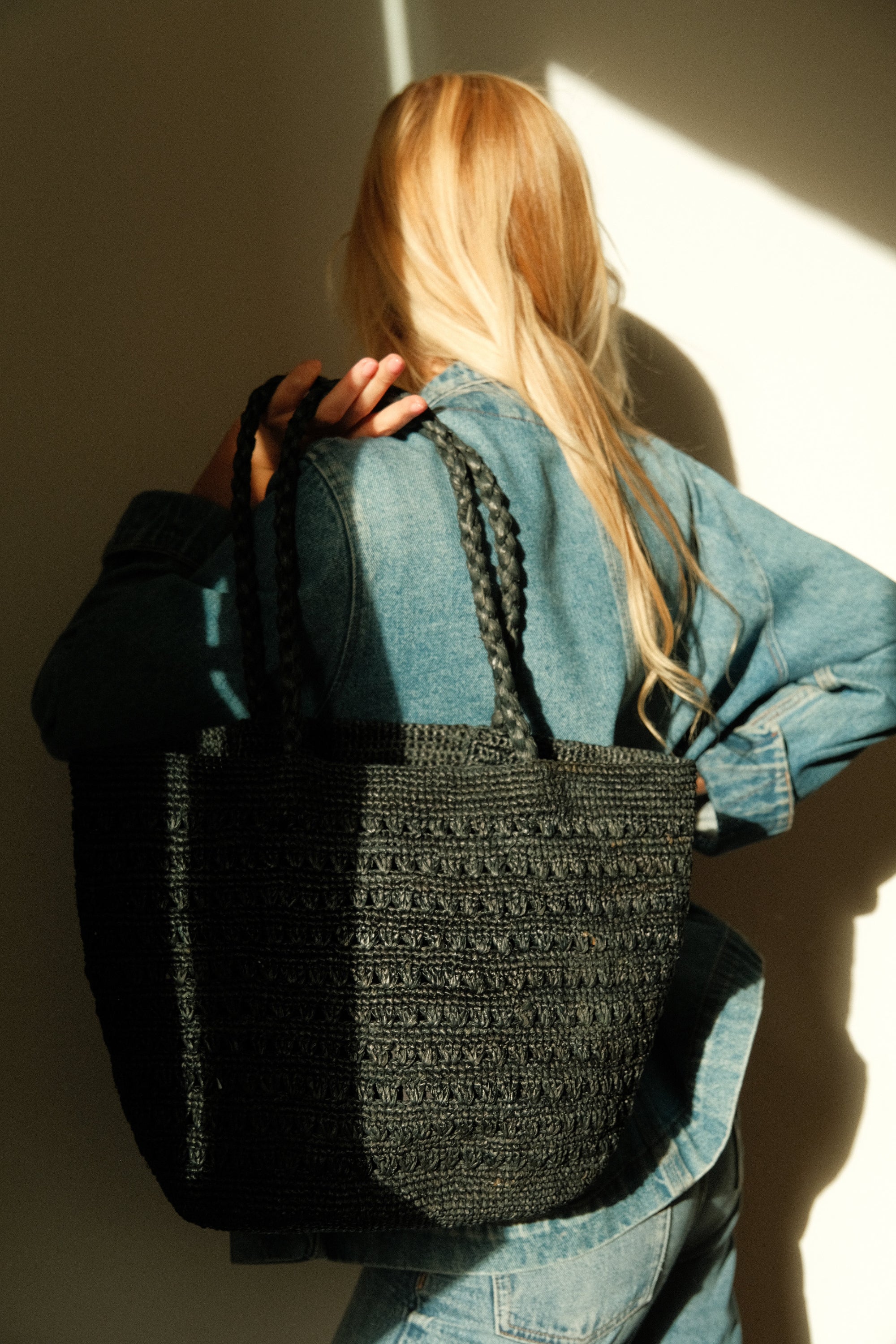 Sac cabas en raphia noir porté – PALMA 