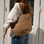 Sac cabas en raphia fait main porté à l'épaule - PALMA thé