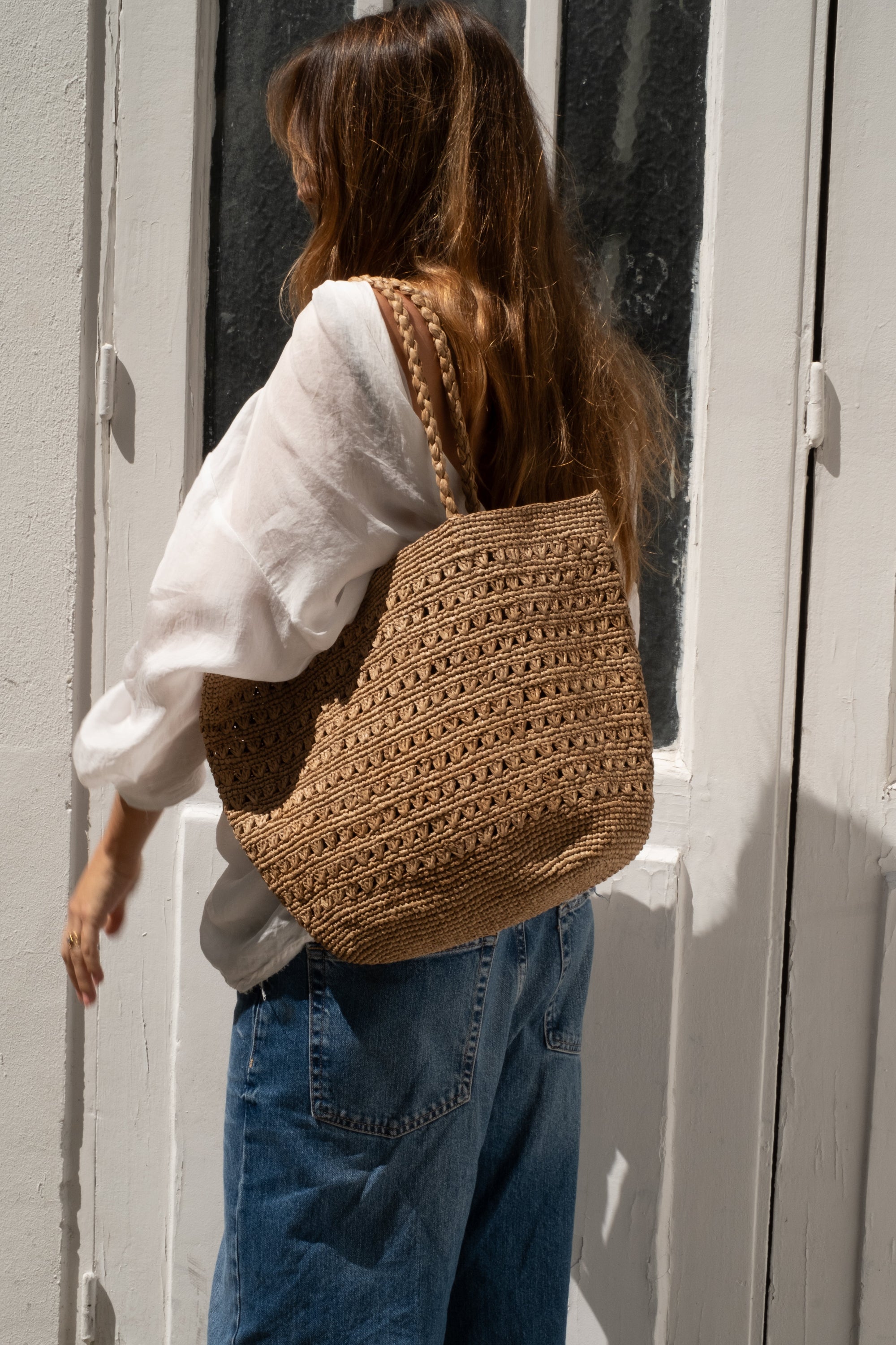 Sac cabas en raphia fait main porté à l'épaule - PALMA thé