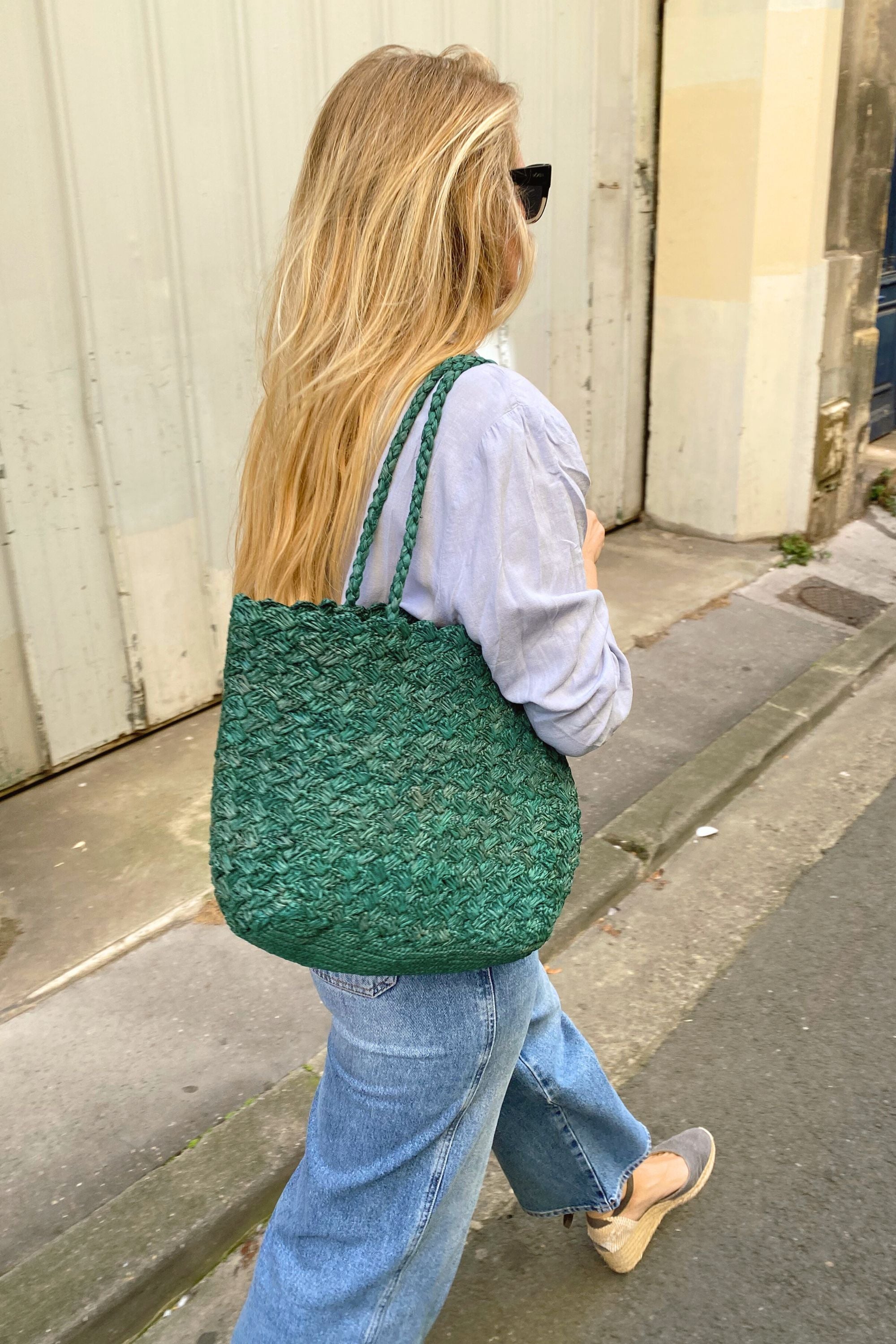 zoom sur le cabas en raphia vert Ravina porté en ville