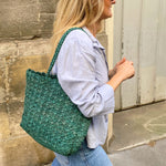sac cabas vert en raphia porté à l'épaule, léger et compact