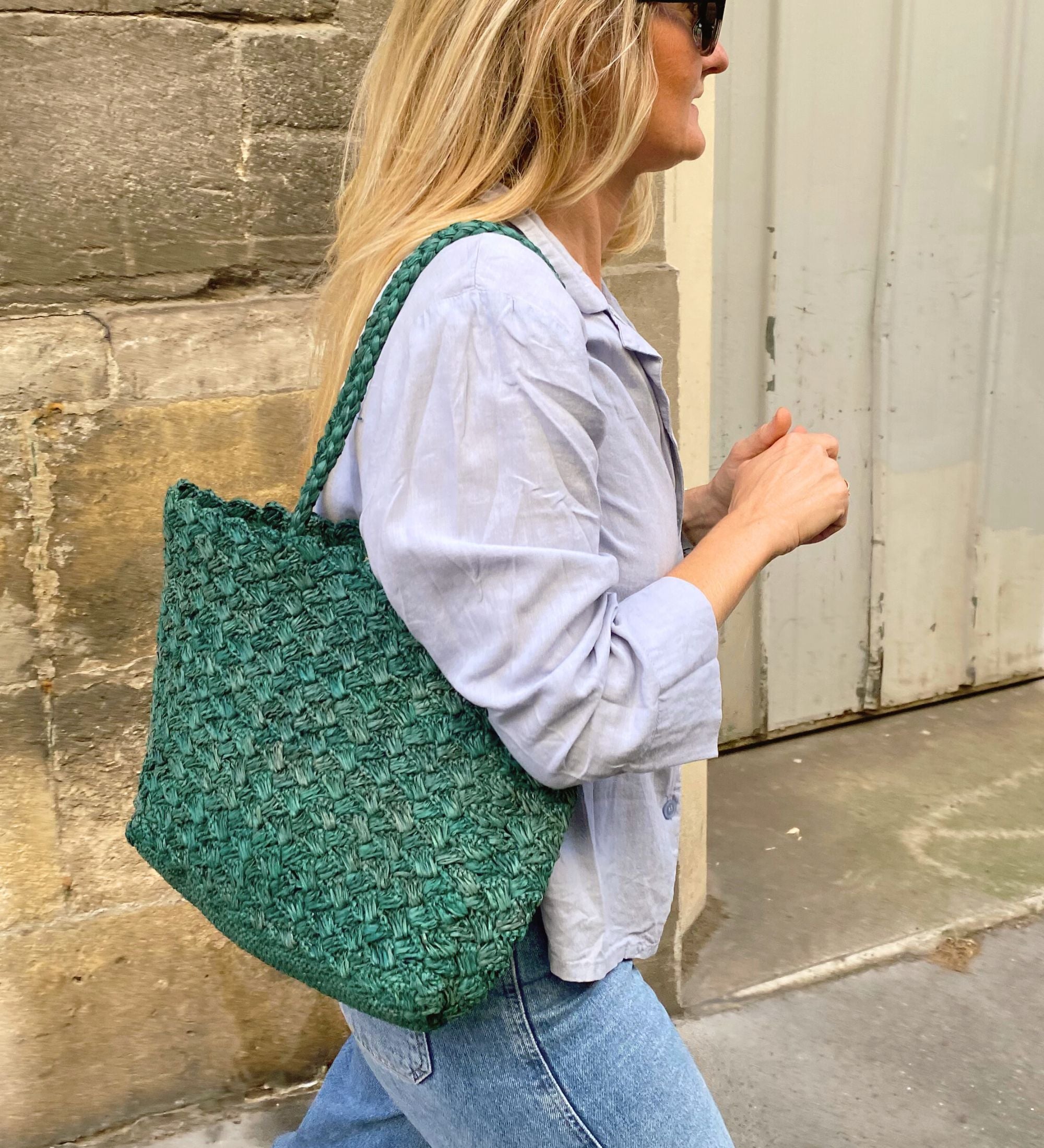 sac cabas vert en raphia porté à l'épaule, léger et compact